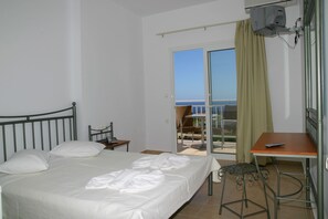 Habitación estándar, vista al mar | Tabla de planchar con plancha y cunas gratuitas