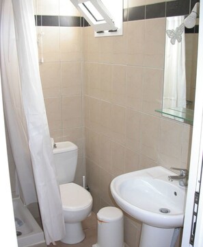 Iron/ironing board, free cots/infant beds