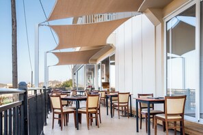 Breakfast, lunch and dinner served