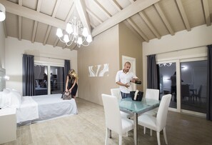 Camera Exclusive, piscina privata, vista parco | Una cassaforte in camera, una scrivania, Wi-Fi