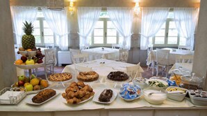 Un buffet proposant une variété de plats et agrémenté d’un centre de table en forme d’ananas.