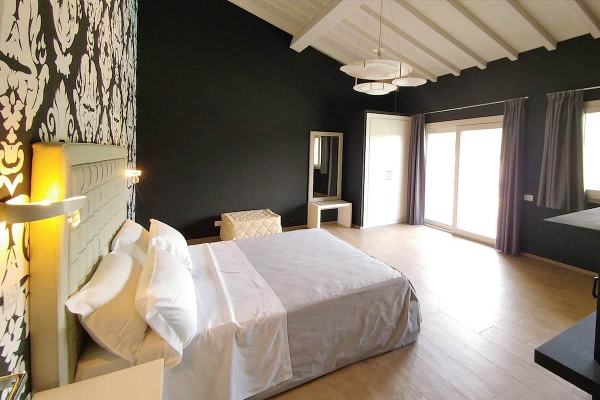 Executive suite, 1 slaapkamer, balkon, uitzicht op zwembad | 1 slaapkamer, een kluis op de kamer, een bureau, wifi