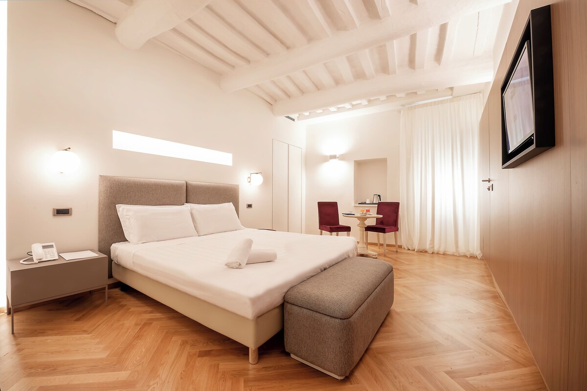 Minibar, in-room safe, soundproofing, WiFi (free)