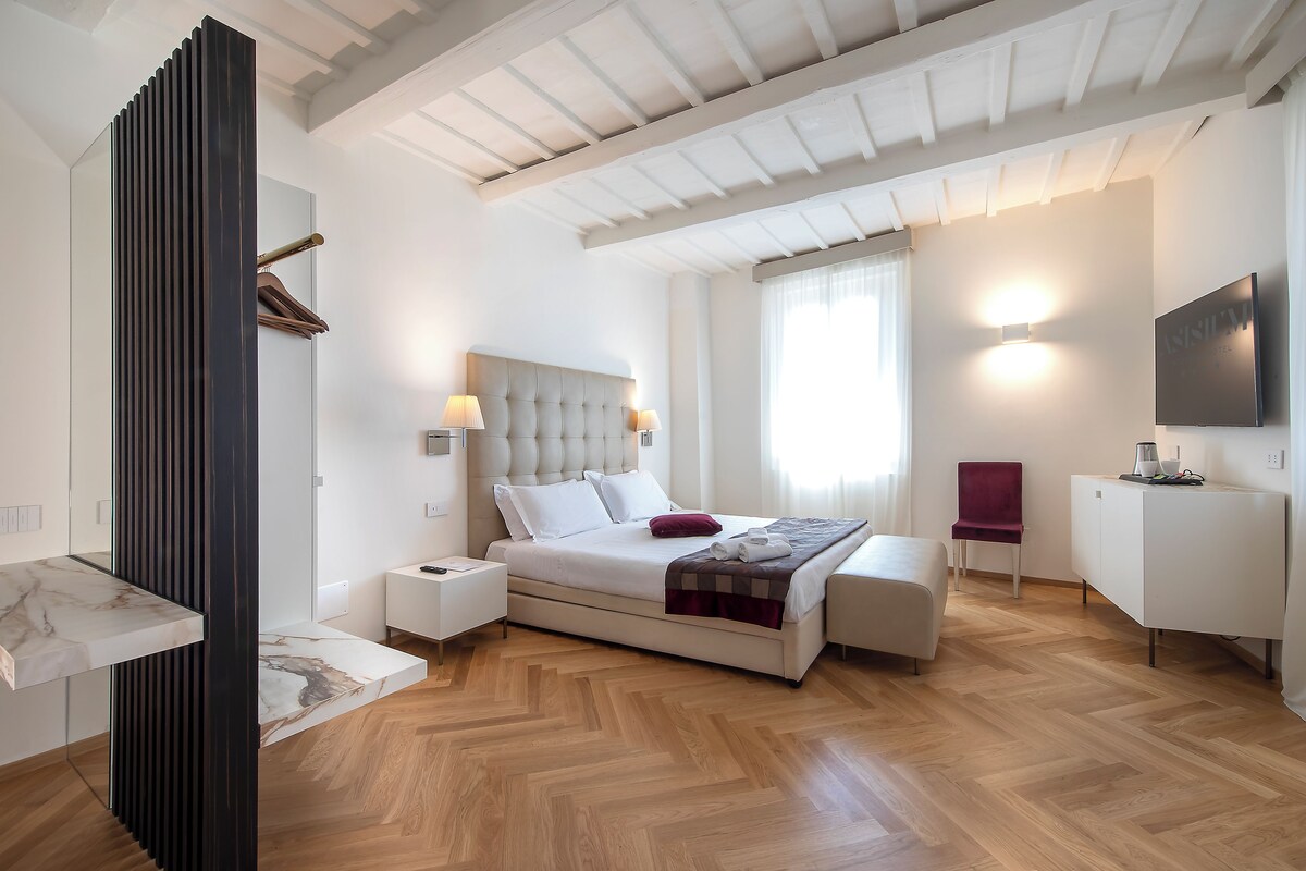 Minibar, in-room safe, soundproofing, WiFi (free)