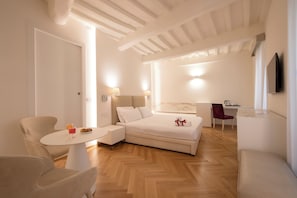 Minibar, in-room safe, soundproofing, free WiFi