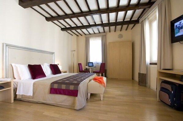 Minibar, in-room safe, soundproofing, free WiFi
