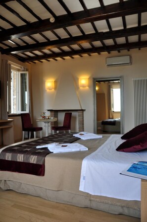 Minibar, brankas, kedap suara, dan Wi-Fi gratis