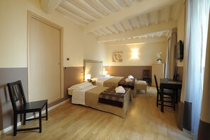 Frigobar, cofres nos quartos, quartos à prova de som, Wi-Fi de cortesia