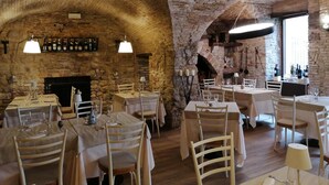 Breakfast, lunch and dinner served - Alexander (Assisi)