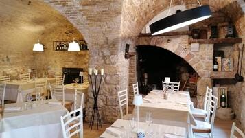 Breakfast, lunch, dinner served; Italian cuisine