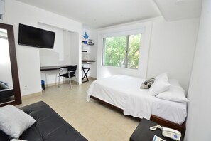 Ropa de cama de alta calidad y caja de seguridad en la habitación 