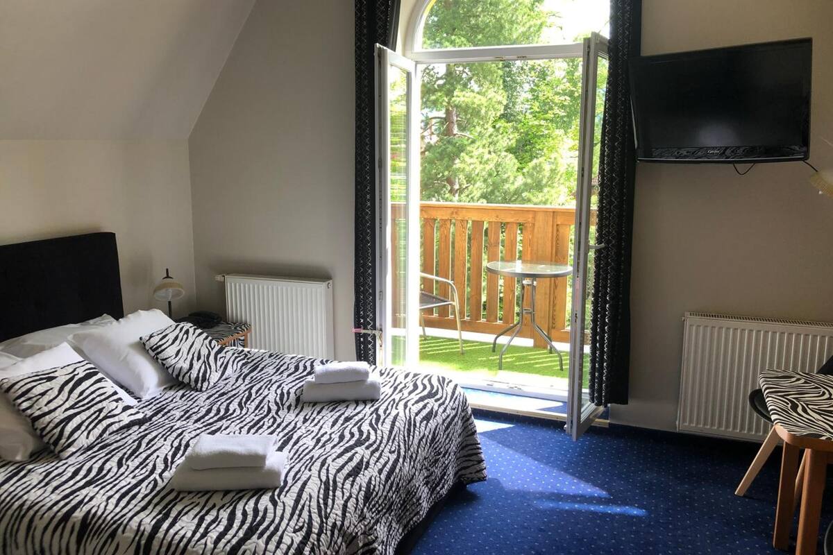 in-room safe, free wifi, bed sheets