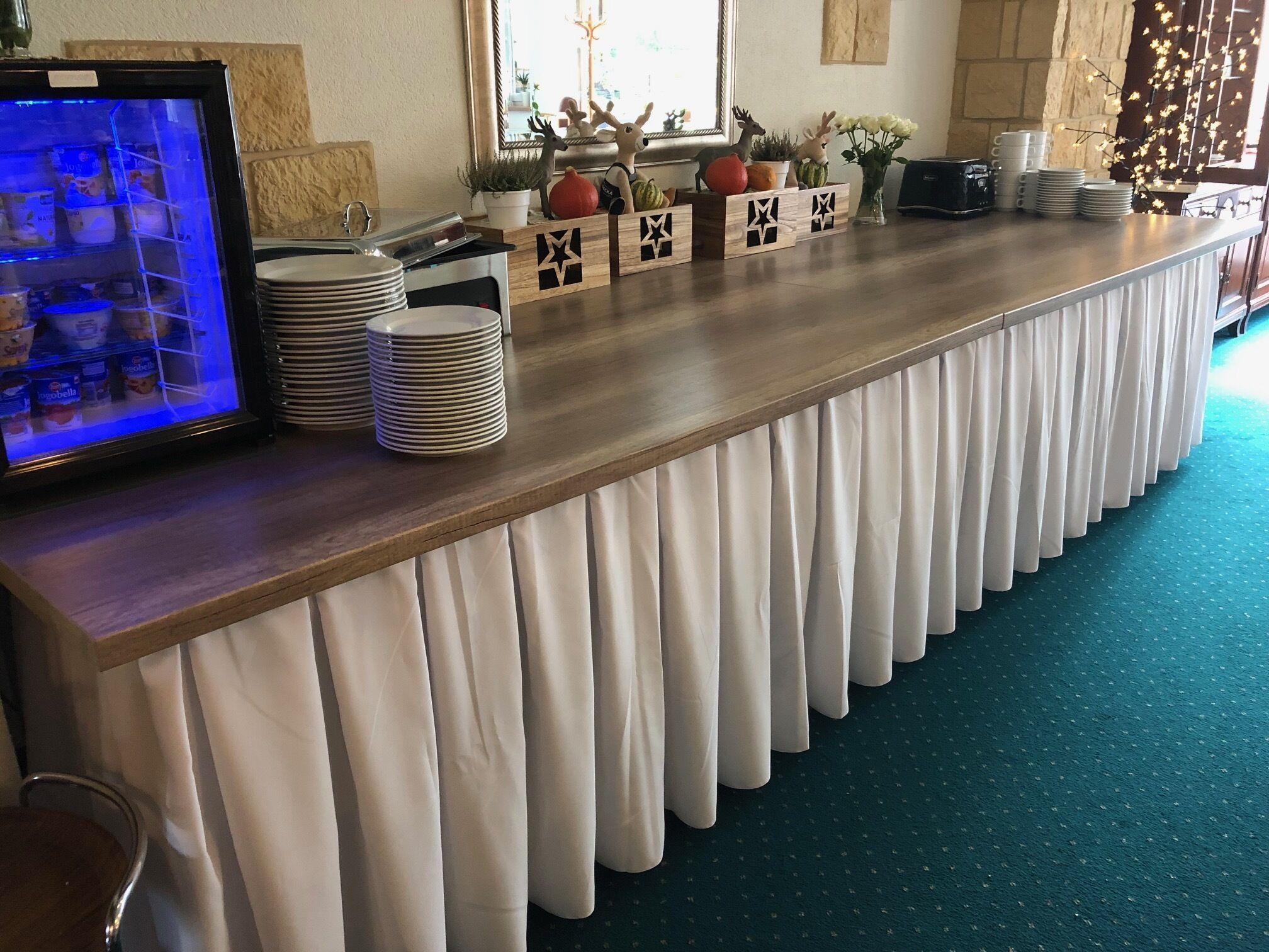 breakfast, lunch, dinner served; international cuisine