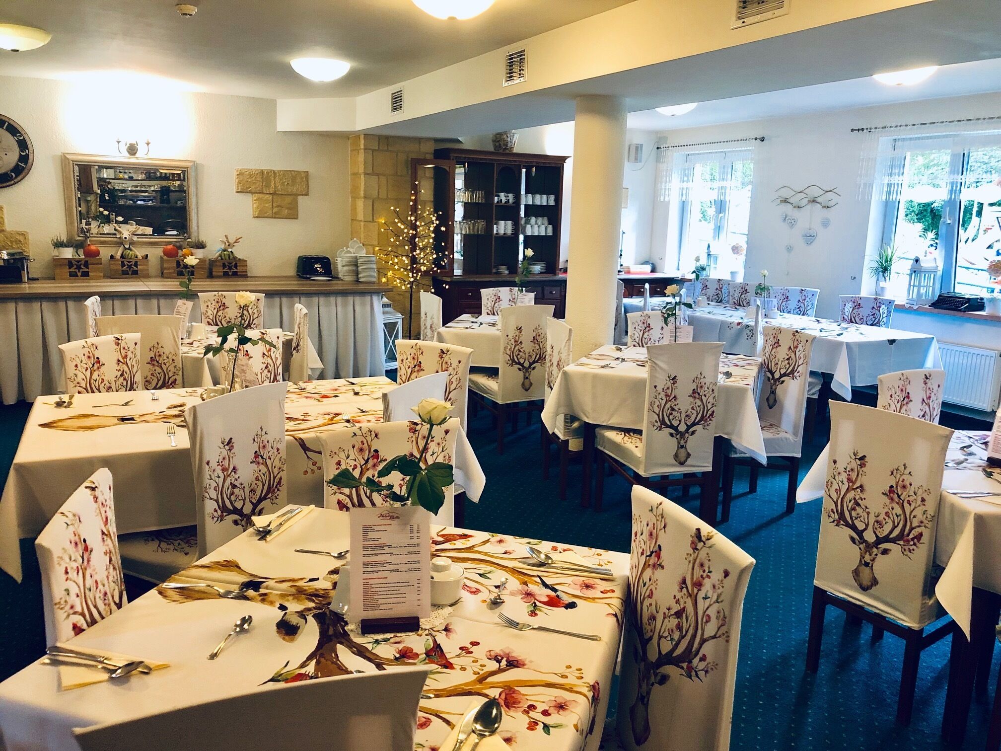 breakfast, lunch, dinner served; international cuisine