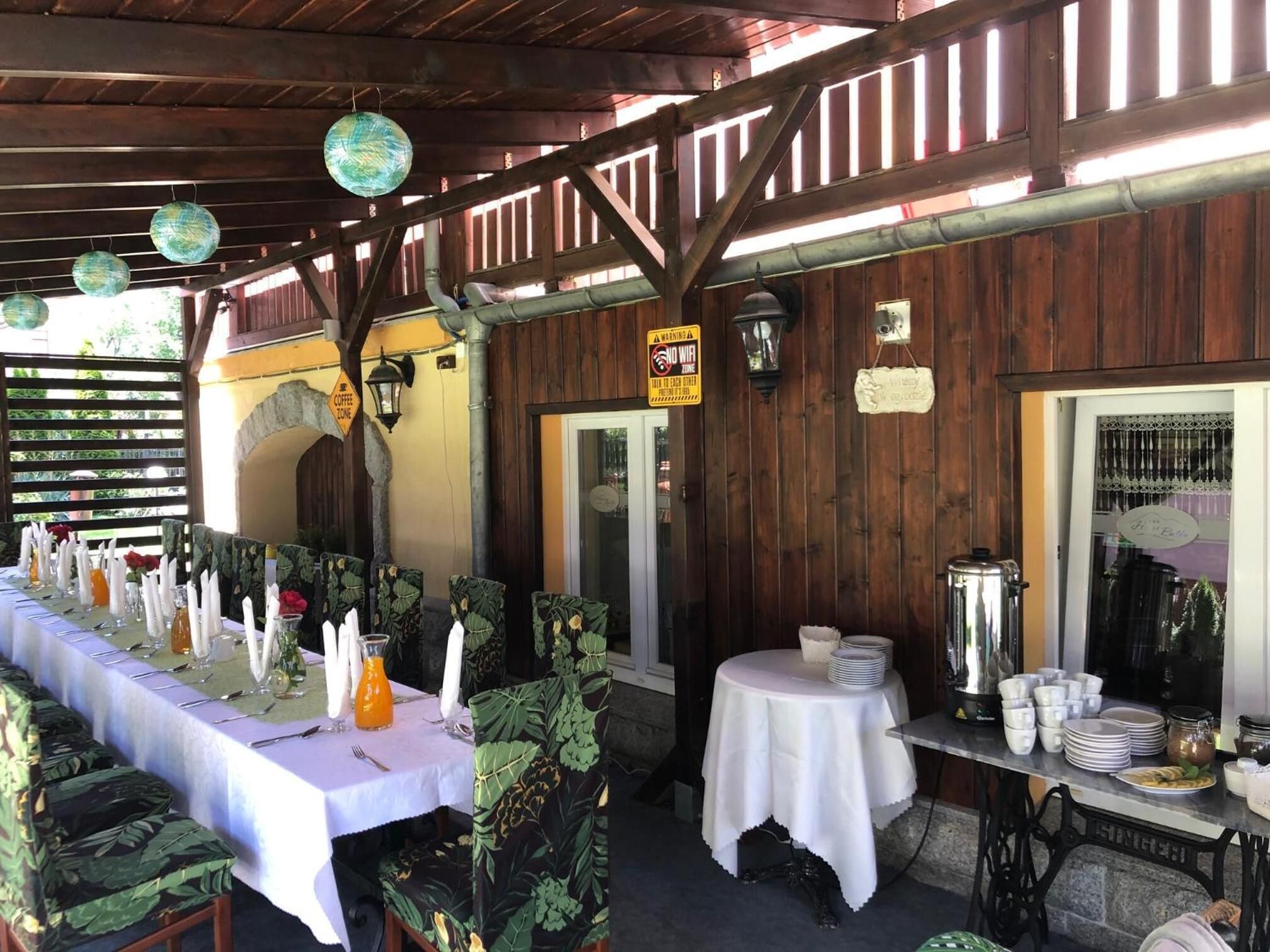 breakfast, lunch, dinner served; international cuisine