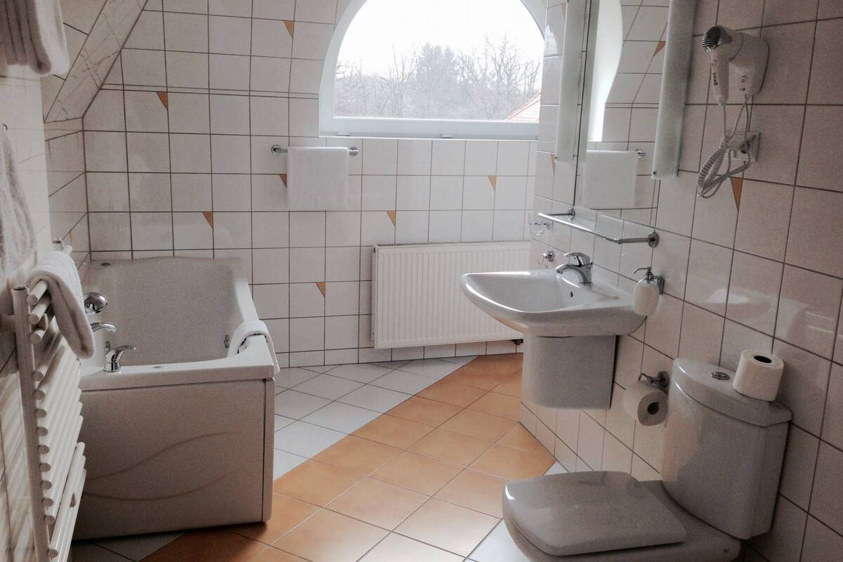 free toiletries, towels