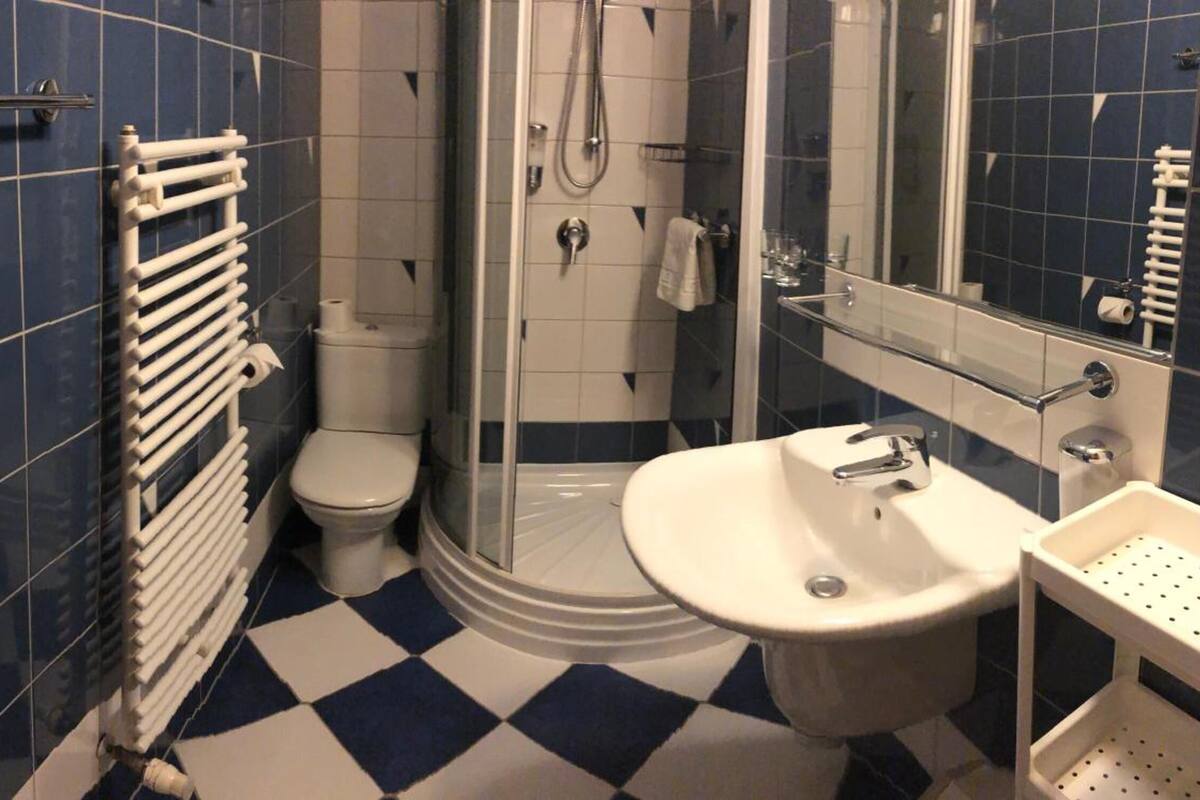 free toiletries, towels