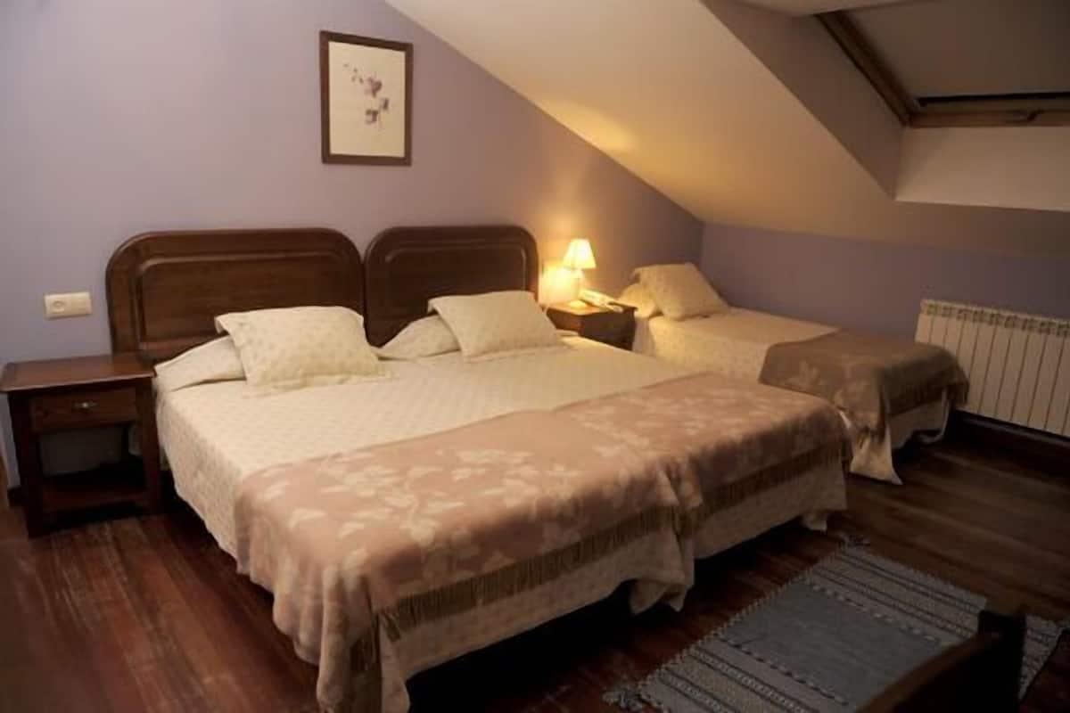 Triple Room | In-room safe, desk, WiFi (free)