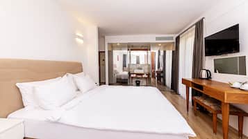 Minibar, caja de seguridad en la habitación y escritorio