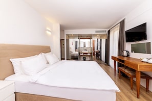 Dreibettzimmer, Nichtraucher | Minibar, Zimmersafe, Schreibtisch, schallisolierte Zimmer