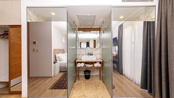 Habitación triple, para no fumadores | Baño | Regadera, amenidades de baño gratuitas, secadora de cabello, pantuflas