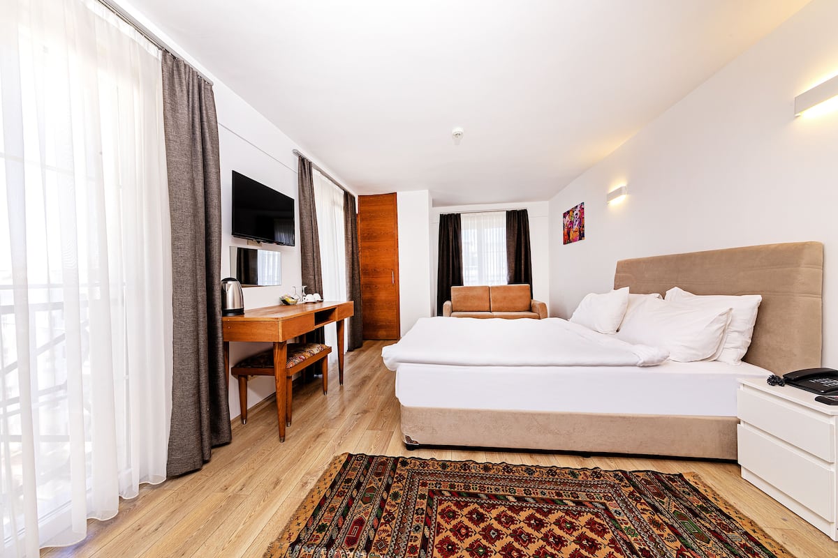 Triple Room, Non Smoking | Minibar, in-room safe, desk, soundproofing