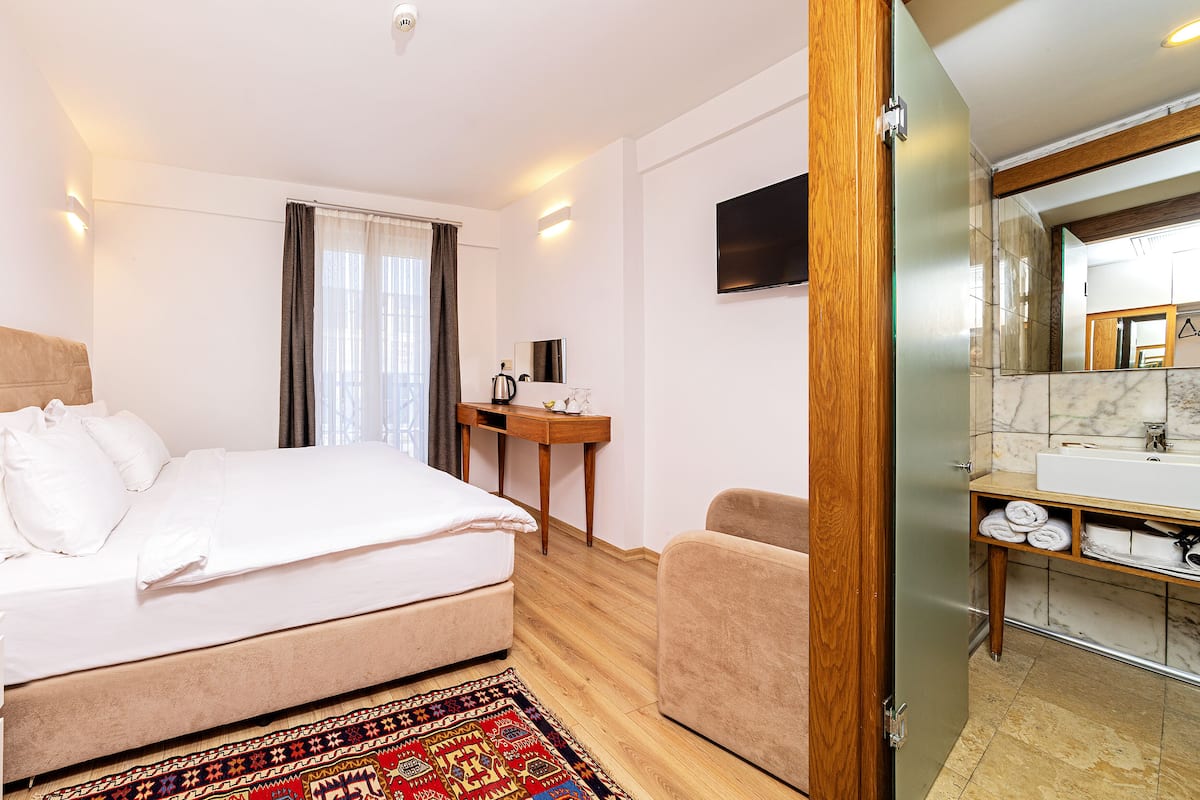 Double or Twin Room | Minibar, in-room safe, desk, soundproofing
