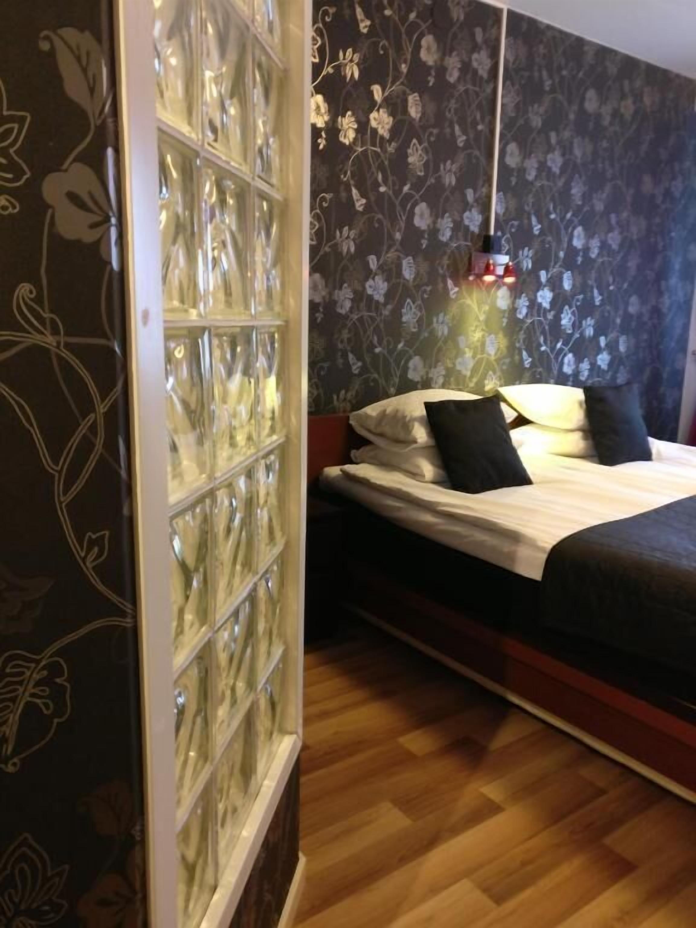 Deluxe Tek Büyük Yataklı Oda | Masa, dizüstü bilgisayar çalışma alanı, ses yalıtımı, ütü/ütü masası 