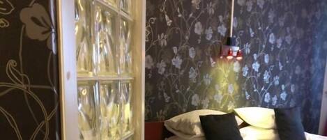 Deluxe Tek Büyük Yataklı Oda | Masa, dizüstü bilgisayar çalışma alanı, ses yalıtımı, ütü/ütü masası