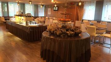 TĂ€gliches inbegriffenes FrĂŒhstĂŒcksbuffet