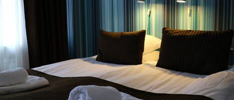 Quarto solteiro básico | Escrivaninha, espaço de trabalho para notebook, quartos à prova de som