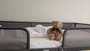 Schreibtisch, laptopgeeigneter Arbeitsplatz, schallisolierte Zimmer