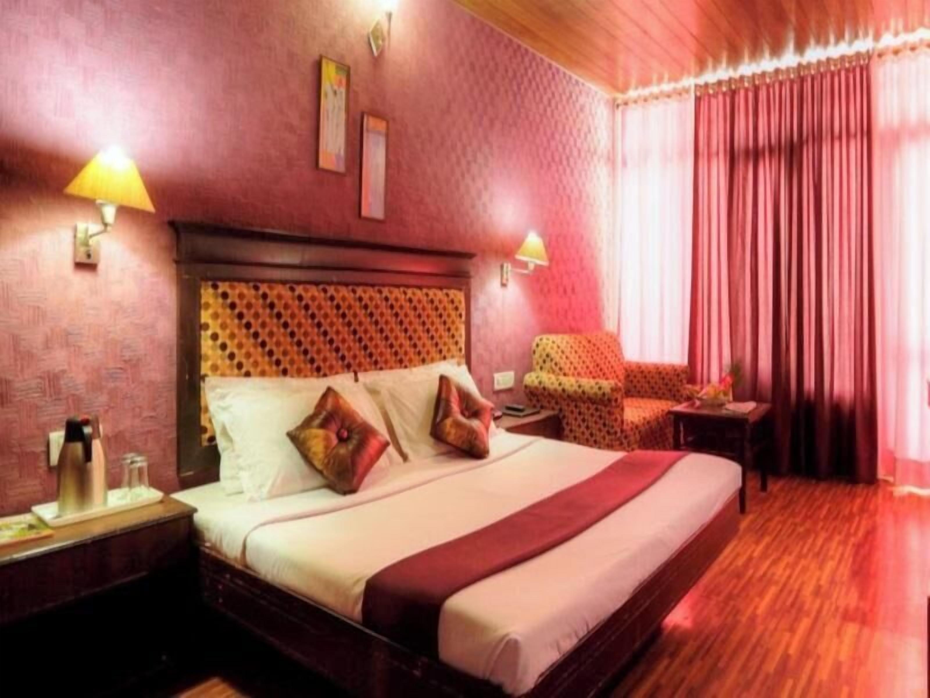 高档床上用品、记忆海绵床垫、客房内保险箱、办公桌