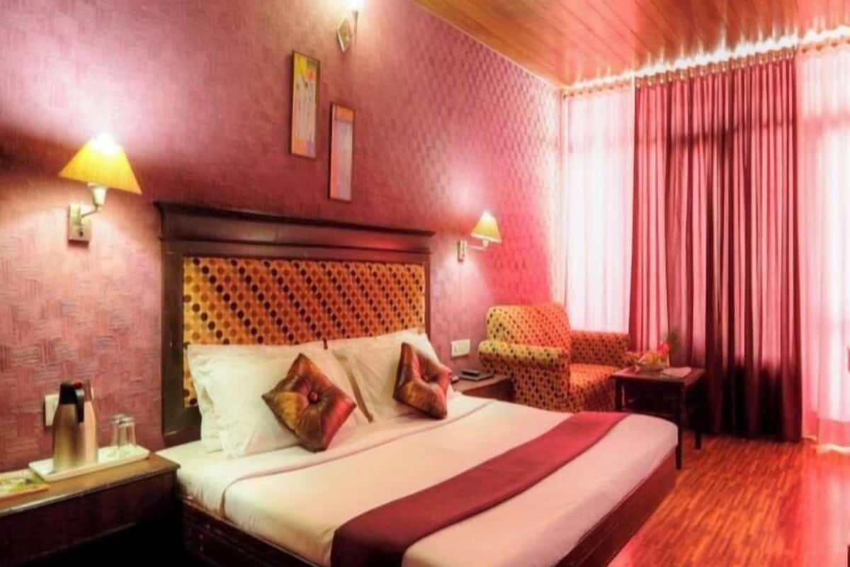 أغطية فراش متميزة وأسرّة بإسفنج يتكيف مع شكل الجسم وخزنة داخل الغرفة