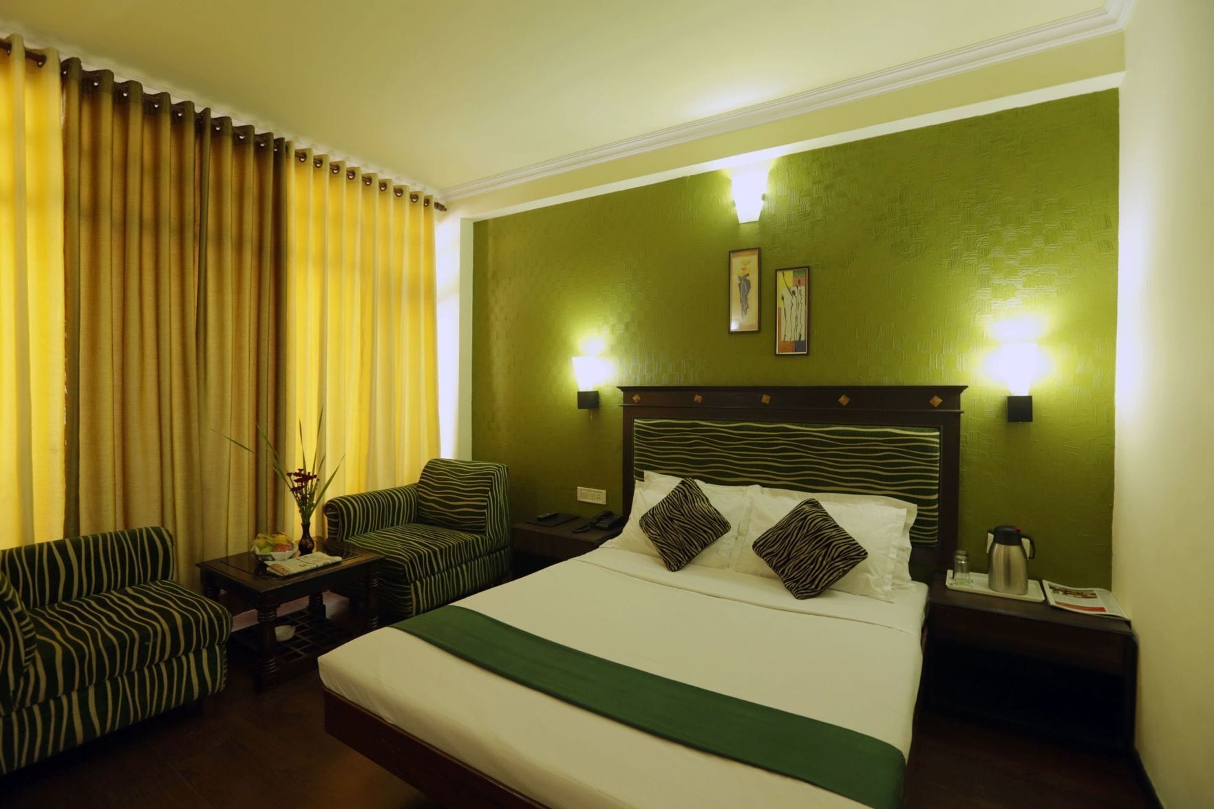 高档床上用品、记忆海绵床垫、客房内保险箱、办公桌