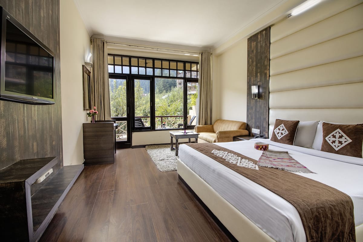 أغطية فراش متميزة وأسرّة بإسفنج يتكيف مع شكل الجسم وخزنة داخل الغرفة