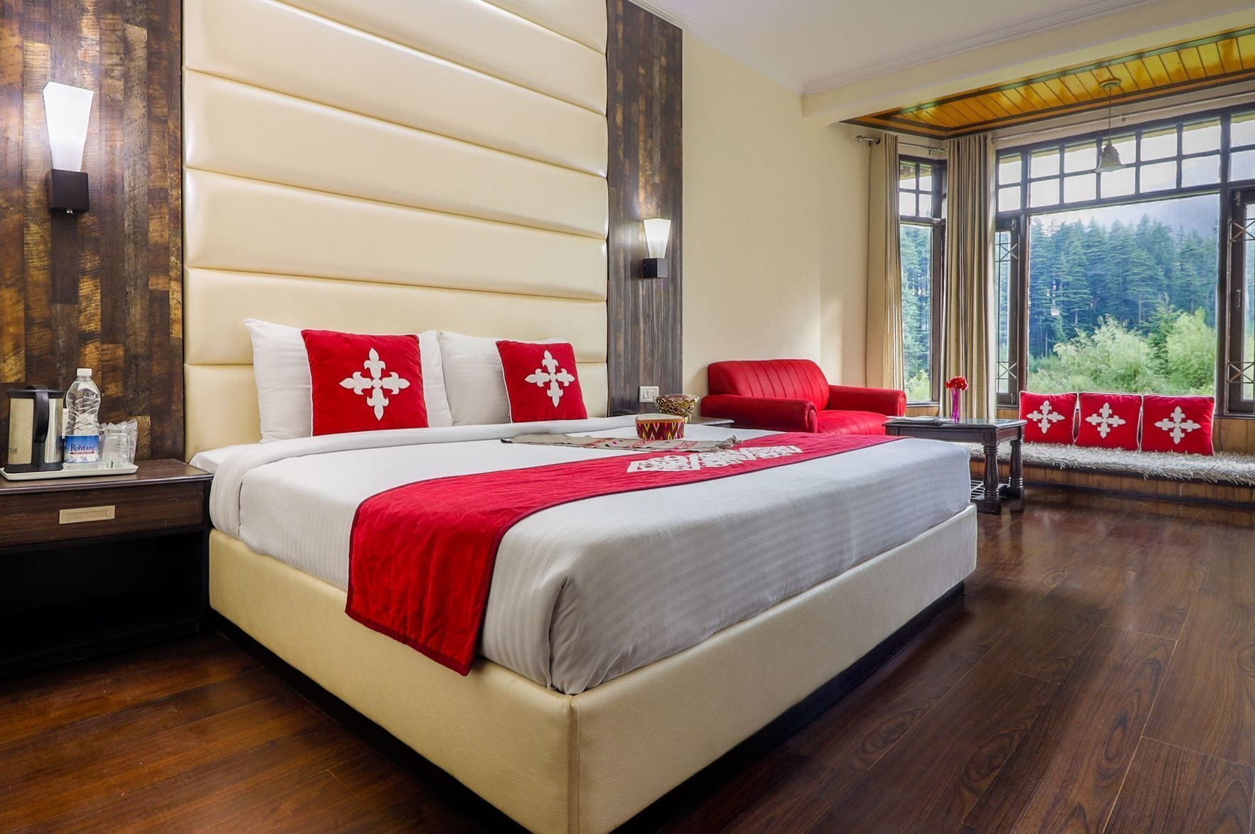 高档床上用品、记忆海绵床垫、客房内保险箱、办公桌