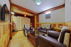 Royal Suite, 1 Double Bed | Interior detail - Ponmari Residency (Ootacamund)