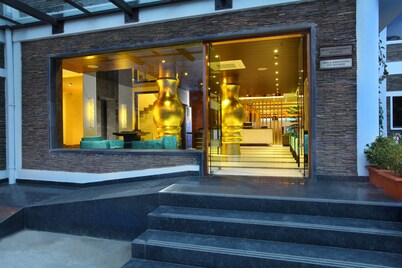Marigold Sarovar Portico , Shimla. Heated pool & AC Rooms (Resort cottage and SPA)