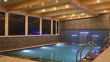 Piscina interna, funciona das 8h às 18h, espreguiçadeiras