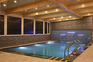室內泳池;08:00 至 18:00 開放;躺椅