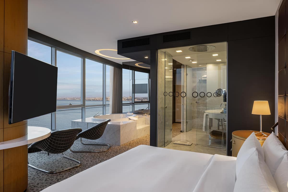 Presidential Suite | Premium bedding, in-room safe, laptop workspace, blackout drapes