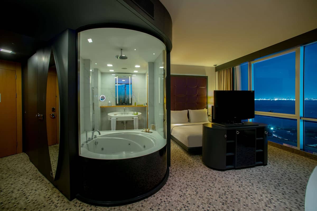 Room, 1 King Bed, Sea View, Corner | Premium bedding, in-room safe, laptop workspace, blackout drapes