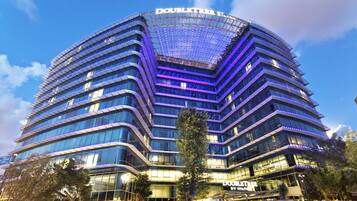 Voorkant accommodatie - avond/nacht