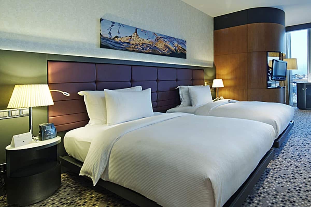 Ropa de cama de alta calidad y caja de seguridad en la habitación