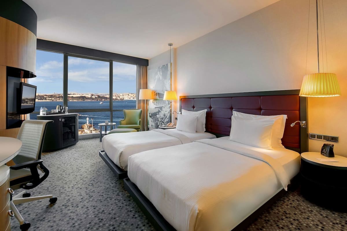 أغطية فراش متميزة وخزنة داخل الغرفة ومساحة عمل للكمبيوتر المحمول