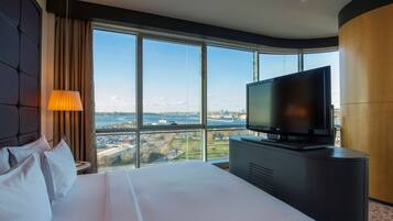 Room, 1 King Bed, Sea View, Corner | Premium bedding, in-room safe, laptop workspace, blackout drapes