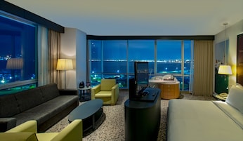 Premium bedding, in-room safe, laptop workspace, blackout curtains