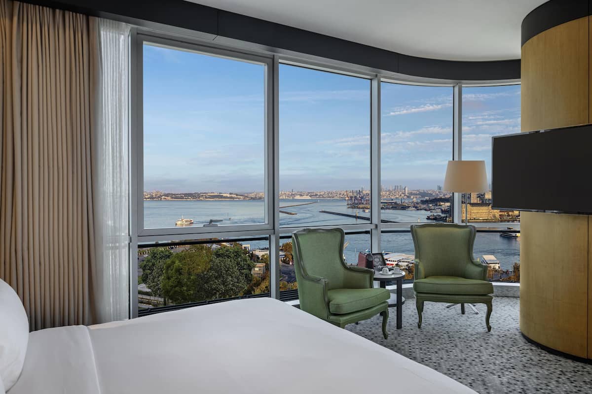 Room, 1 King Bed, Sea View, Corner | Premium bedding, in-room safe, laptop workspace, blackout drapes