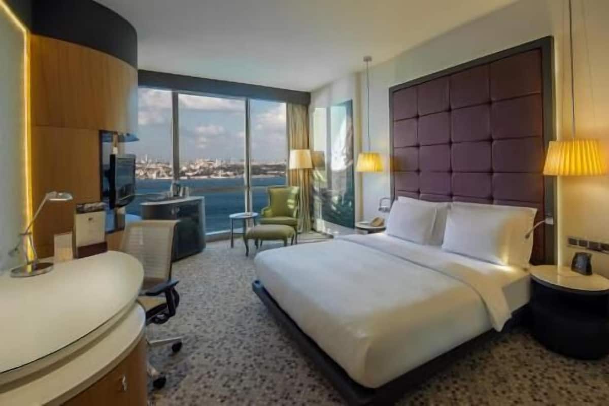 Premium bedding, in-room safe, laptop workspace, blackout curtains